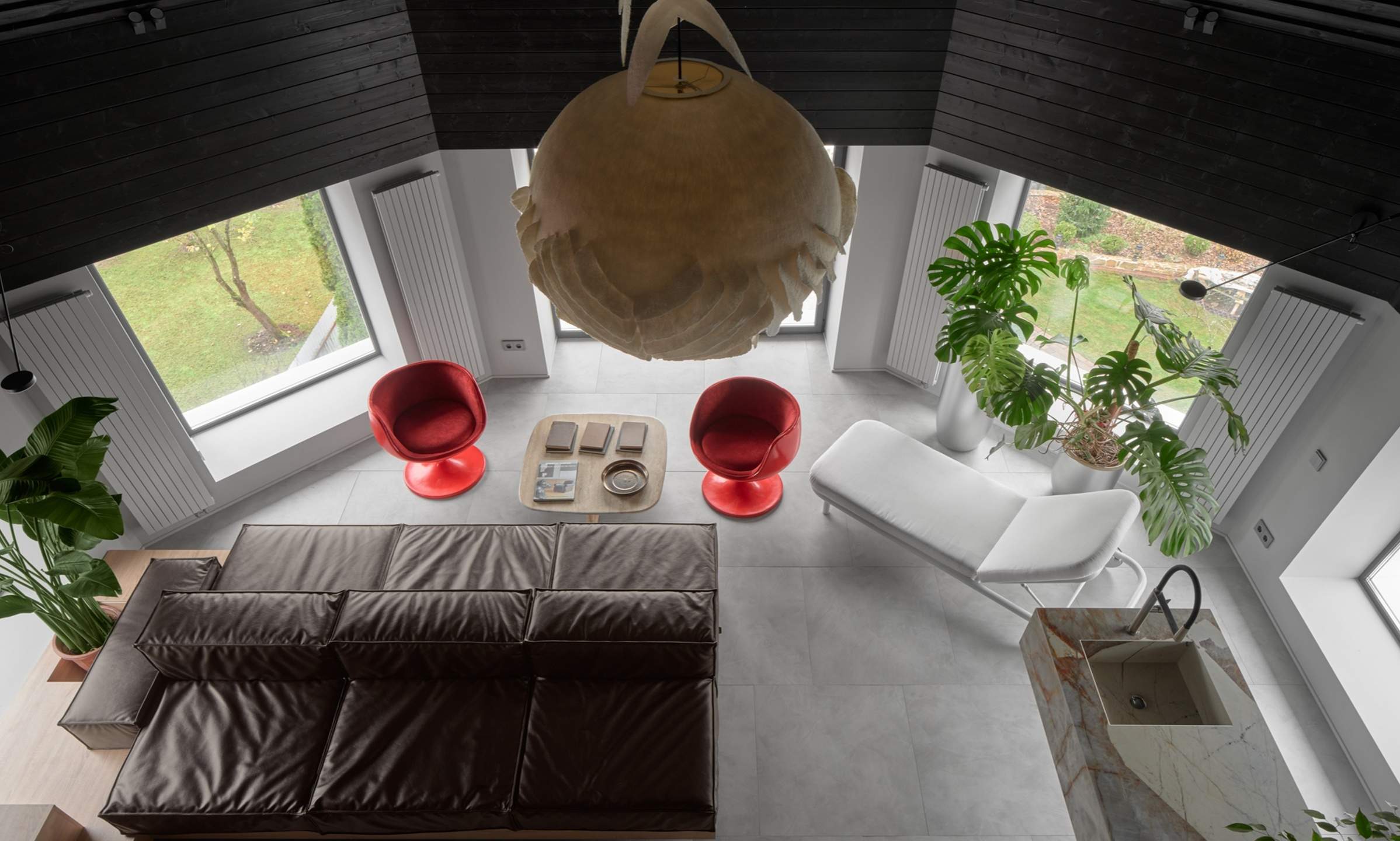 Мансарда в красно-черном цвете