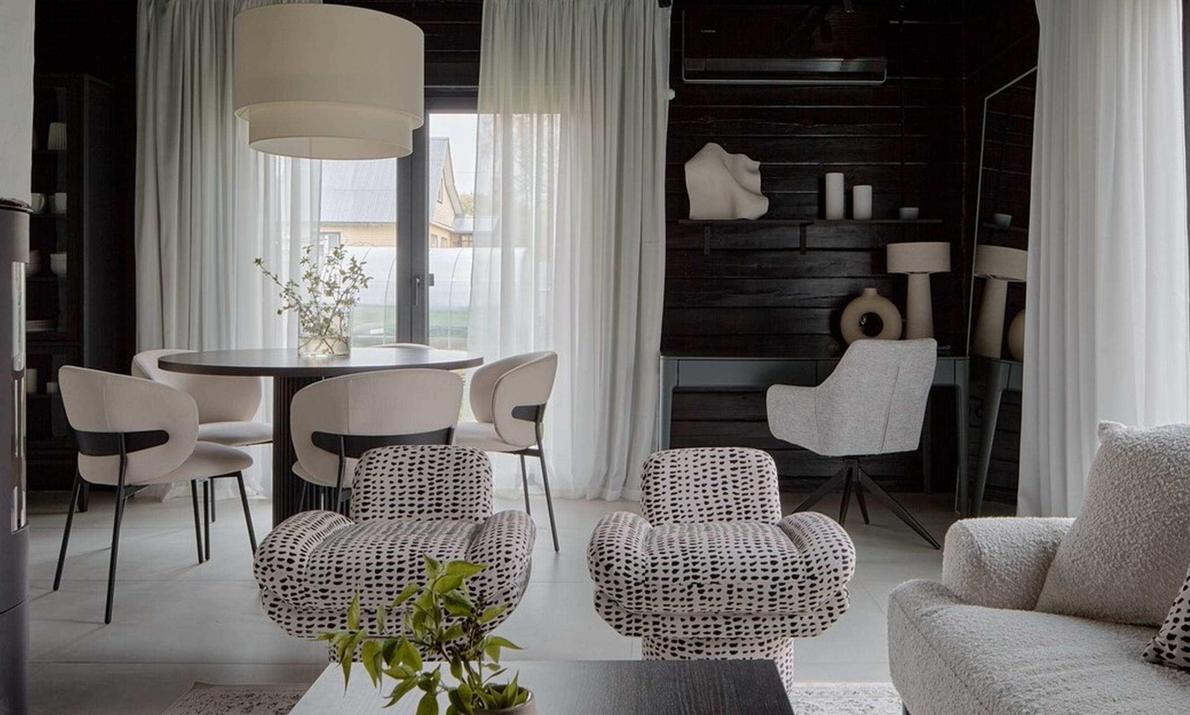 Первый этаж частного дома в шоколадно-молочных оттенках