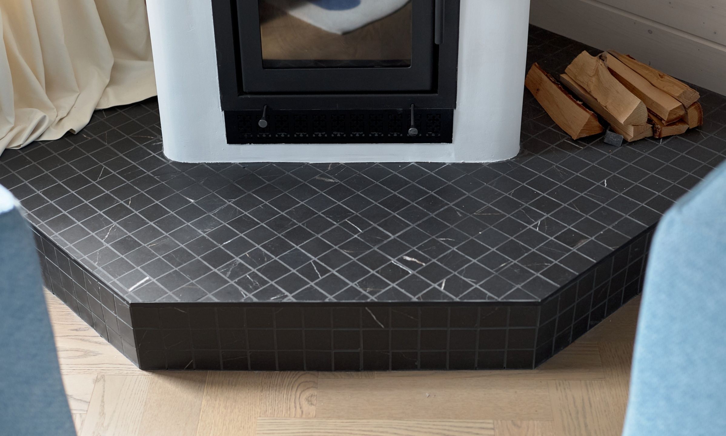 Гостиная с камином и черной мозаикой