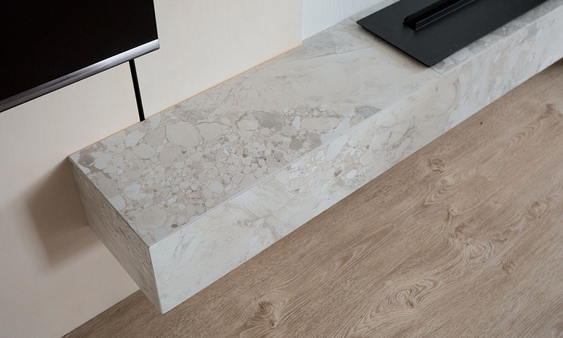 Гостиная с окном в потолке