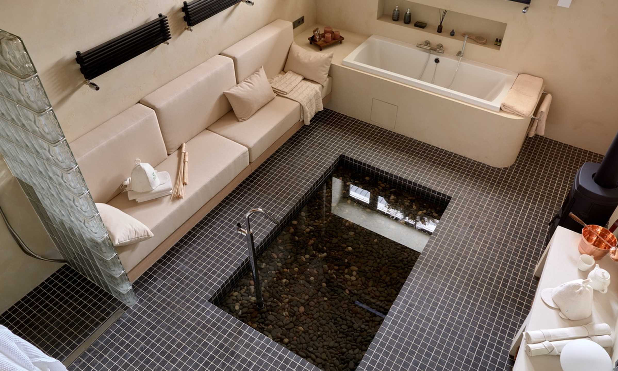 Предбанник сауны с озером