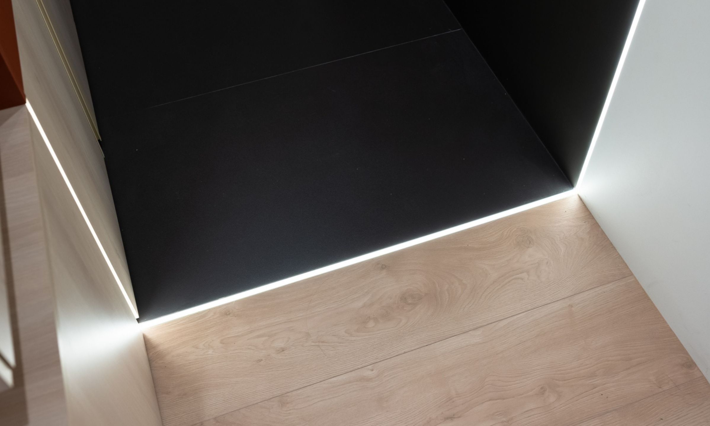 Мастер-спальня с черным коридором