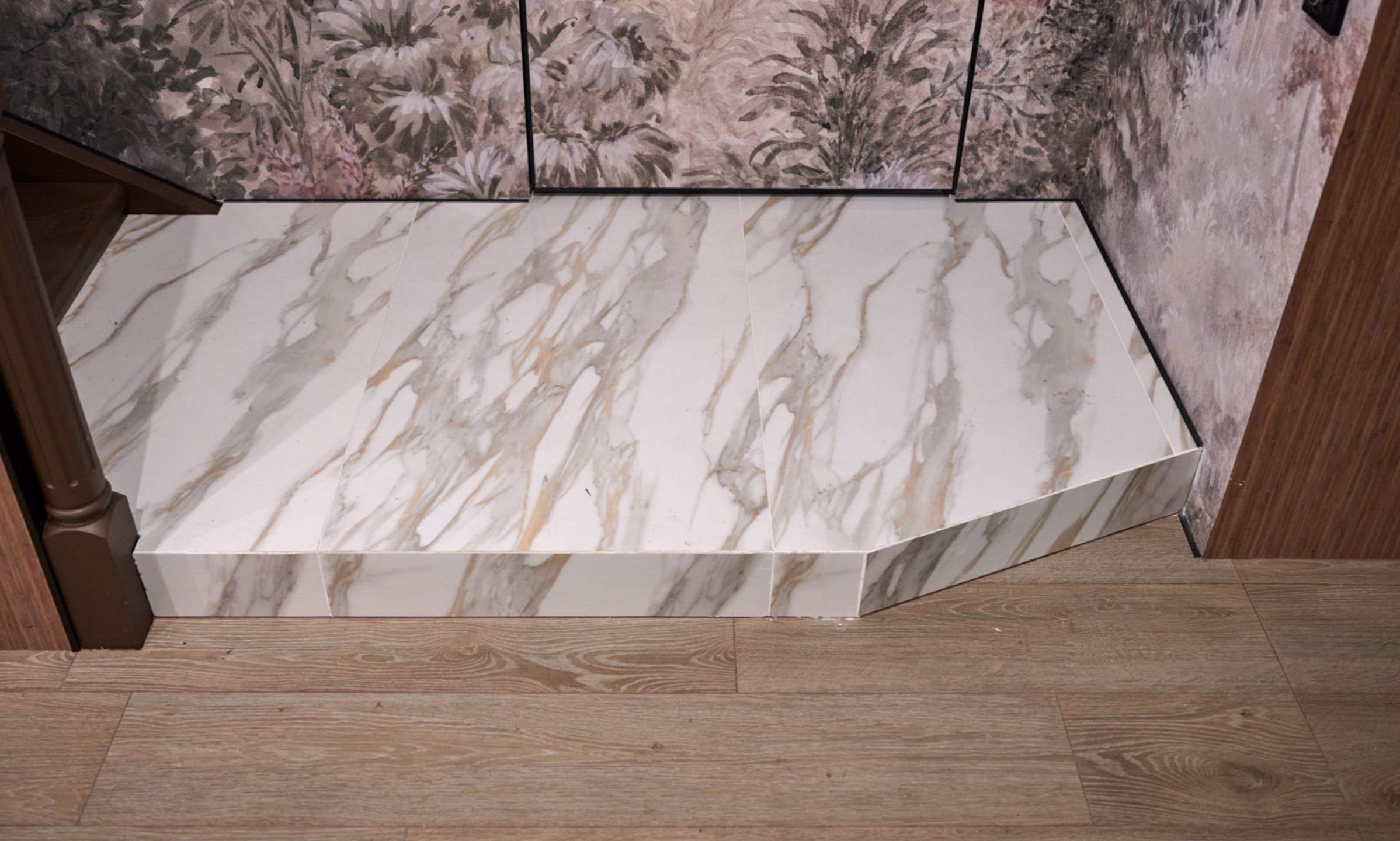 Кухня с коридором в теплом минимализме